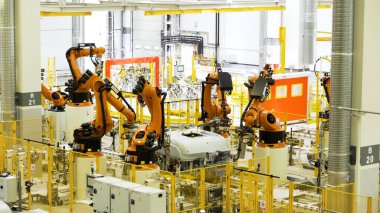 Moskova - Rusya, 01.14.2022: otomobil fabrikası, modern otomobil üretimi. Sahne. Robotlar iş başında, otomatikleştirilmiş üretim hattında süreç oluşturuyorlar.
