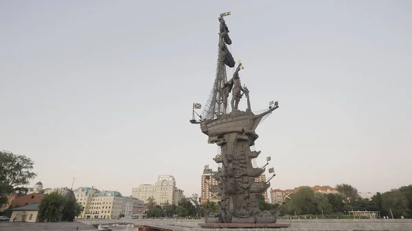 Monumento a Pedro Grande em Moscou. Acção. Belo monumento com navio e capitão no fundo do céu. Monumento a Peter Grande no fundo da paisagem urbana no dia ensolarado de verão — Fotografia de Stock