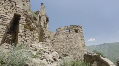 Dağlardaki terk edilmiş taş binaların yaz manzarası. Başla. Tarih ve antik mimari kavramı.