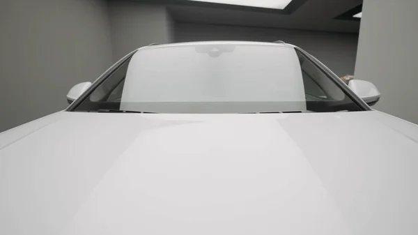 Белое тело машины. Начали. Яркий автомобиль с окном и зеркалами и красивым чистым кузовом, стоящим в красивом светлом месте. — стоковое фото
