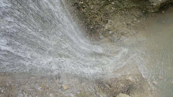 Καταρράκτης βουνού. Πάμε. Λεπτά ρυάκια με σταγόνες νερού τρέχουν πάνω από τα βράχια του βουνού και πέφτουν. — Φωτογραφία Αρχείου