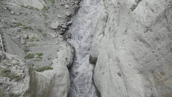 Hegyi vízesés. Felvétel. Vékony patakok vízcseppekkel a hegyi sziklák felett, és lezuhannak.. — Stock Fotó