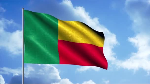 Patriotticamente sventolando bandiera di paese. Mozione. Bel tessuto di bandiera in via di sviluppo su pennone in cielo. Bandiera del Benin sullo sfondo del cielo — Video Stock