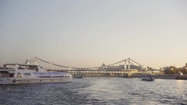 Прекрасна довга Санкт-Петербург-Нева. Почали. Вечірня річка, на якій вітрила і яка вся освітлена вогнями і мостами, видно. — стокове відео