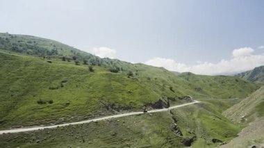 Yaz aylarında araba kullanan dağ yolunun en üst manzarası. Başla. Yaz günü dağ yollarında araba gezisi. Güneşli bir günde dağ yılanı boyunca güzel bir yolculuk.