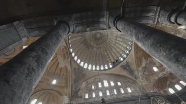 Tapınağın sütunları ve mahzenleri. Başla. Tapınak kubbesinin güzel iç mahzeninden manzarayı seyret. Caminin içi ya da sütunlu tapınak.