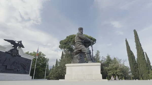 Monument en pierre à Alexandre III. L'action. Un beau monument tourné en été autour d'un parc et de grands sapins. — Photo