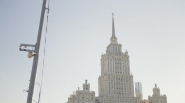 Moskova binaları. Başla. Mosineler farklı açılardan çekilmiş parklarda güzel mimari.