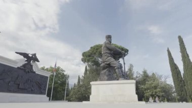 Üçüncü İskender 'in taş heykeli. Başla. Yazın bir park ve büyük köknar ağaçları etrafında çekilen güzel bir anıt..