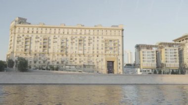 Moskova binaları. Başla. Mosineler farklı açılardan çekilmiş parklarda güzel mimari.