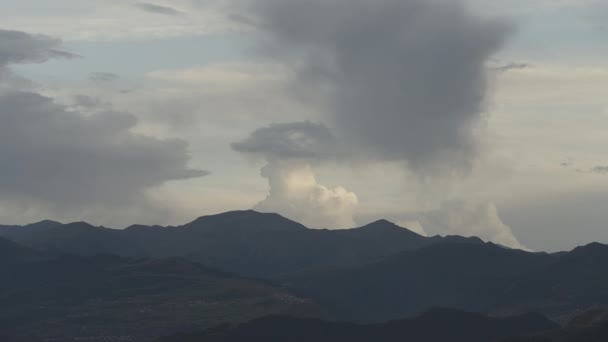 Enorma gröna berg.Åtgärd. Drone utsikt över ett vackert landskap där du kan se kullar med grön vegetation på dem och dimma med moln ser ut som rök. — Stockvideo