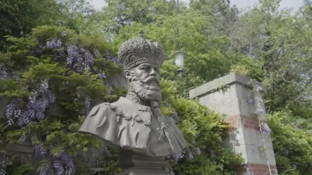 Císař Alexander III. se nachází v Horní Massandře na jižním pobřeží Krymu. Památník vedle letních zelených stromů — Stock video