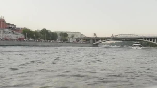 Um passeio ao longo do rio Moscou. Acção. Lindas paisagens de verão e monumentos retirados do rio ao longo do qual os barcos vão. — Vídeo de Stock