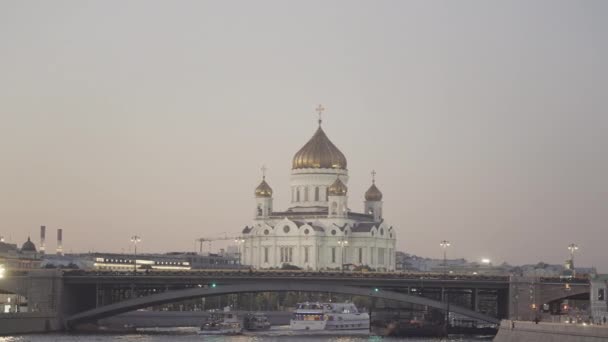 Προβολή της αρχιτεκτονικής της Μόσχας. Πάμε. Βραδινά φωτεινά κτίρια της πρωτεύουσας της Ρωσίας με πύργους, γέφυρες και μεγάλα κτίρια . — Αρχείο Βίντεο