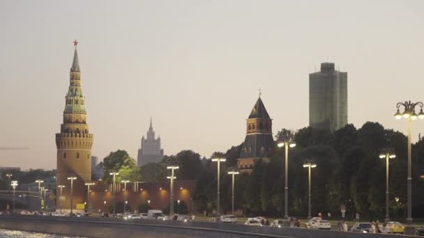Pohled na moskevské architektury. Akce. Večerní světlé budovy hlavního města Ruska s věžemi, mosty a velkými budovami . — Stock video