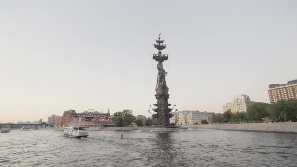 Um passeio ao longo do rio Moscou. Acção. Lindas paisagens de verão e monumentos retirados do rio ao longo do qual os barcos vão. — Vídeo de Stock