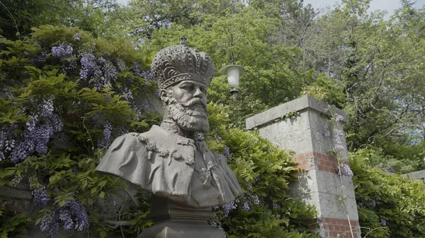 Kaiser Alexander III. liegt im Oberen Massandra an der Südküste der Krim. Denkmal neben sommergrünen Bäumen — Stockfoto