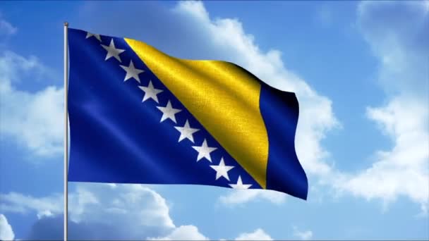 Bandiera della Bosnia-Erzegovina sullo sfondo delle nuvole che scorrono. Mozione. Bella bandiera sventolante di colori blu e dorati con stelle bianche. — Video Stock