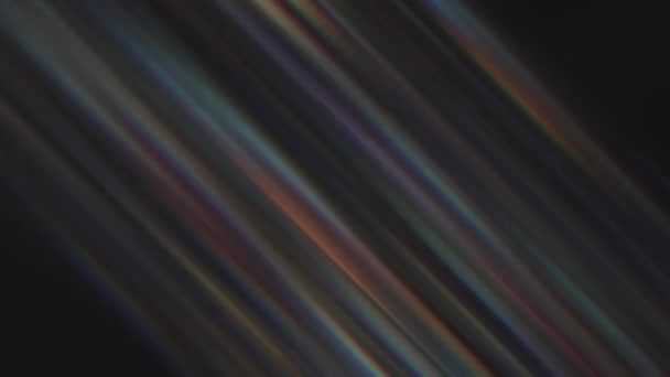 거무스름하게 반짝 이는 다채 로운 줄무늬가 검은 배경 위에 있고, 솔기가없는 고리 모양이다. 움직임. 광선 의방 사성 대각선 광선. — 비디오