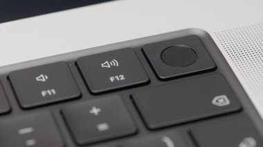 Laptop klavyesi. Başla. Bir kişi bilgisayarda oturur ve modern koşullarda çalışır, klavyenin yakın çekimleri ve yazdırma süreci.