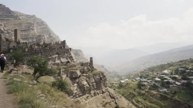 Harika bir yaz manzarası. Başla. Dağların manzarası ve mavi gökyüzünün önüne küçük bir dron fırlatan genç bir adam..