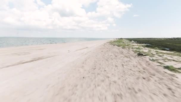 Flygfoto över tropisk strand med vit sand. Börja. Flyger över vacker strand med grönska och hav. — Stockvideo