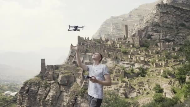 Pemandangan musim panas yang indah. Mulai. Sebuah pemandangan pegunungan dan bagaimana seorang pemuda meluncurkan sebuah drone kecil di depan langit biru. — Stok Video