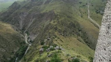 Yaz mevsiminin güzel manzarası. Eylem. Yeşil ağaçların ılık bir günde yetiştiği dağların manzarası geniş ve güzeldir..