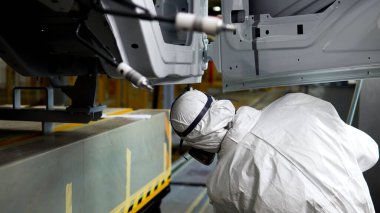 Arabalı servis merkezi. Sahne. Özel işçiler arabanın tüm detaylarını çarpıtıp en iyilerini toplar, yenilerini ve daha iyilerini seçerler..