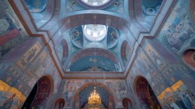 Muhteşem tavan ve ortodoks katedralinin kubbesi. Başla. Kilise iç mimarisi, din ve mimari kavramının alt görüntüsü..
