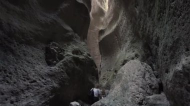 Dağın içinde bir yürüyüş. Başla. İnsanlar dağların içinde büyük gri taşlarla yürüyorlar..