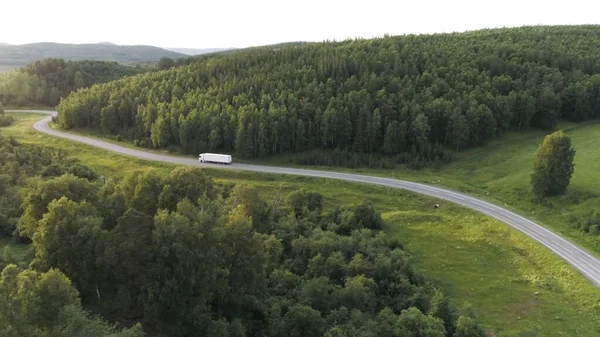 夏天开卡车在高速公路上的全景。行动。美丽的夏季风景,绿树成荫,卡车沿着公路行驶.夏天,卡车在乡间公路上行驶 — 图库照片