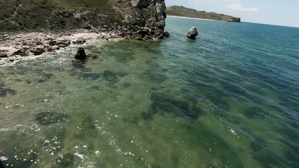 Vista mar localizada ao lado das montanhas. Vista drone de uma bela paisagem marinha em grandes rochas perto do mar e colinas altas. — Fotografia de Stock