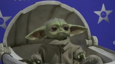 Star Wars evreninden Yoda. HDR. Gerçek hayattaki film karakterinin hareketli modeli. Hareket eden fantezi kahramanının siber figürü