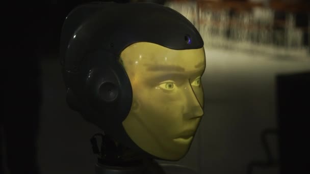 Concept d'intelligence artificielle et de technologies modernes en robotique. HDR. Gros plan de l'humain comme la tête d'un robot. — Video