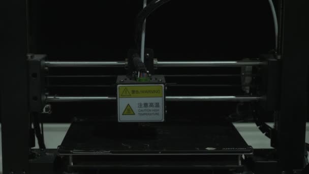 Moskou - Rusland, 01.29.2022: close-up van Anycubic 3D-printer tijdens het drukproces. HDR. Presentatie van een moderne technologische drukmachine. — Stockvideo