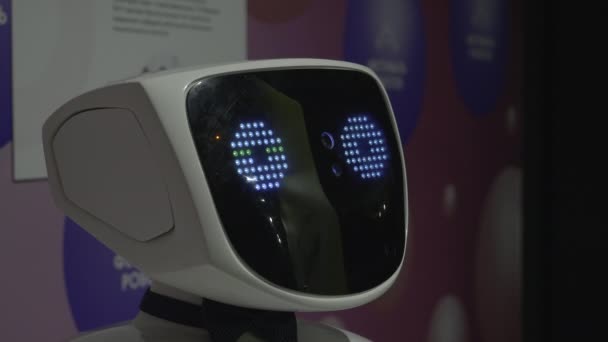 Yekaterinburg, Rússia - 01.29.2022: Fechar a cabeça robótica humanoide de plástico em movimento preto e branco. HDR. Tecnologias modernas apresentadas na exposição do fórum de robótica. — Vídeo de Stock