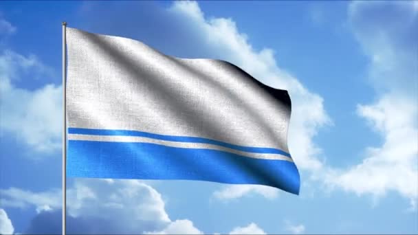 La brillante bandera de Altai. Moción. La bandera es blanca con dos rayas azules en la parte inferior en un cielo azul con nubes blancas. — Vídeos de Stock