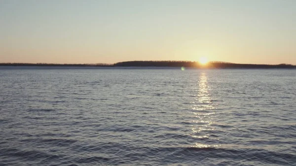 Vissersboot drijft bij zonsondergang in zee. Een knip. Uitzicht vanaf de boot naar de zee horizon. Romantisch zwemmen bij dageraad in de zee — Stockfoto