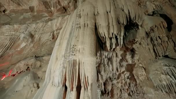 Im Inneren beleuchtete Höhle. Handeln. Erstaunliche Natur der Steinhöhlen in den Bergen. Exkursionen zu Höhlenmuseen. Säulen aus Naturstein in der Höhle — Stockvideo