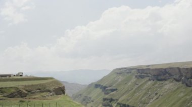 Gökyüzünün arka planındaki yeşil dağların güzel manzarası. Başla. Bulutların ve mavi gökyüzünün arka planında Dağ Yeşil Kanyonu