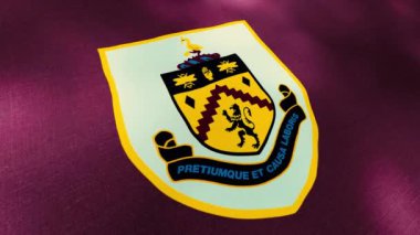 Burnley futbol kulübünün amblemiyle soyut dalgalanan bayrak. Hareket. İngiltere 'deki futbol kulüplerinin bayrakları. Sadece yazı işleri için..