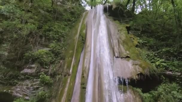 Cascata naturale. Creativo. Cascata naturale tra le rocce. Le piante pendono dal pendio vicino alla cascata — Video Stock