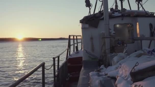 Η ψαρόβαρκα επιπλέει στη θάλασσα το ηλιοβασίλεμα. Κλιπ. Θέα από την φορτηγίδα στον ορίζοντα της θάλασσας. Ρομαντικό κολύμπι την αυγή στη θάλασσα — Αρχείο Βίντεο