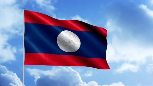 Η σημαία του Λάος πάνω από τον γαλάζιο ουρανό. Κίνηση. Η σημαία αποτελείται από τρεις εναλλασσόμενες κόκκινες και μπλε οριζόντιες λωρίδες διαφορετικού πλάτους με λευκό κύκλο στο κέντρο. — Φωτογραφία Αρχείου