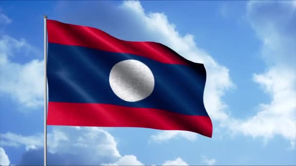 La bandera de Laos sobre el cielo azul. Moción. La bandera consta de tres franjas horizontales alternas rojas y azules de diferentes anchos con un círculo blanco en el centro. — Vídeo de stock