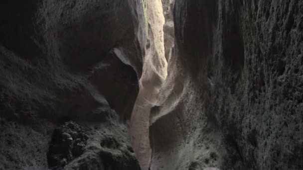 Grot. Actie. Het interieur van de rots met enorme plafonds van grijze en donkerbruine stenen. — Stockvideo