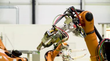 Fransa-Paris. 20.01.2022. Sahne. Robotların gelişimi ve turuncu rengin bilimsel olarak doğrulanması..