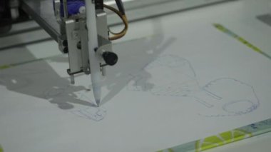  Resim ve grafik çizen bir makine. HDR. Bir kağıt parçasına çizim yapan robot makine..