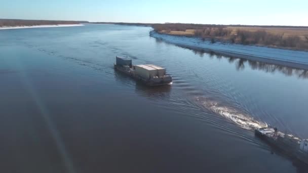 Vista superior del barco con carga flotando en el río. Clip. Hermoso paisaje con barco de carga flotando en el río. Entrega de carga en barco con remolque. Transporte marítimo de carga — Vídeos de Stock